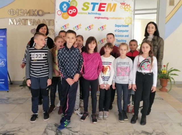 Учні 5-Г класу ЗОШ №16 ім.В.Левицького із вчителем інформатики  Н.Я.Мирон